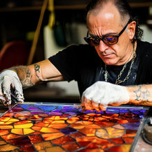 Lade das Bild in den Galerie-Viewer, Leuchtkatze – Die handgefertigte Lampe, die Herzen erstrahlen lässt
