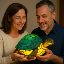 Lade das Bild in den Galerie-Viewer, LeuchtSchildkröte - handgefertigte Lampe, die Herzen erstrahlen lässt
