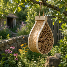 Lade das Bild in den Galerie-Viewer, Wildbienenhotel „Gartenfreund" – Handgeflochten aus Bambus &amp; Hartholz
